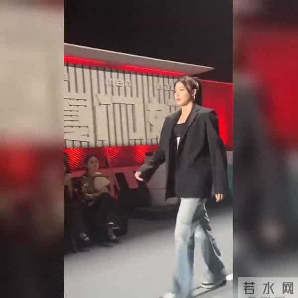 赛场外的风采：吴艳妮走秀展现超强表现力！