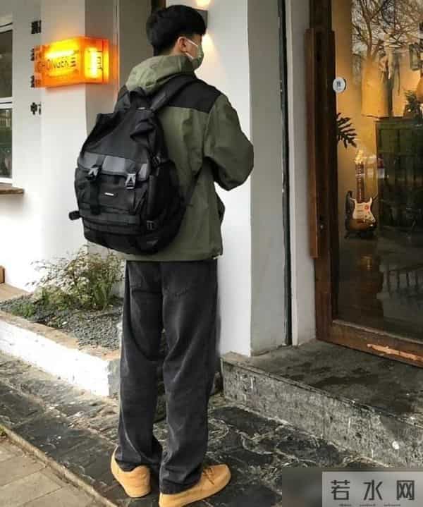 建议男人，今冬别穿羽绒服！换成“冲锋衣+工装裤”，又帅又年轻