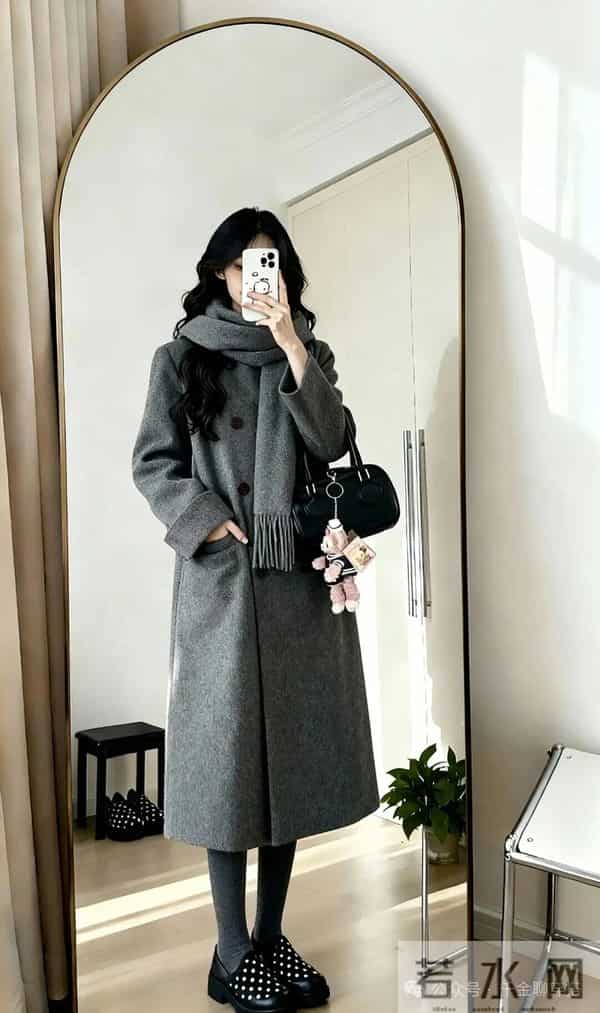 黑灰系拉松弛感穿搭“王炸杀招”！极简高级焊死！素人日常超绝！