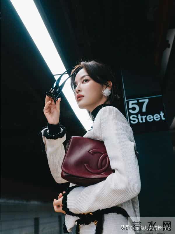 辛芷蕾的“秋冬高级感”时髦穿搭：从秀场到机场，照搬这3招就够