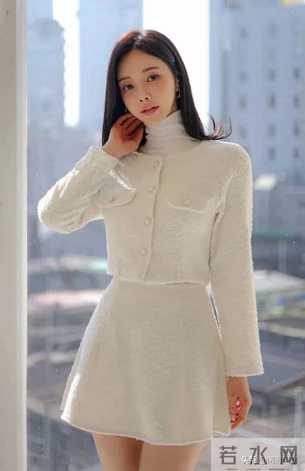 米白套装缀珍珠纽扣，配短裙高跟鞋，简约优雅。