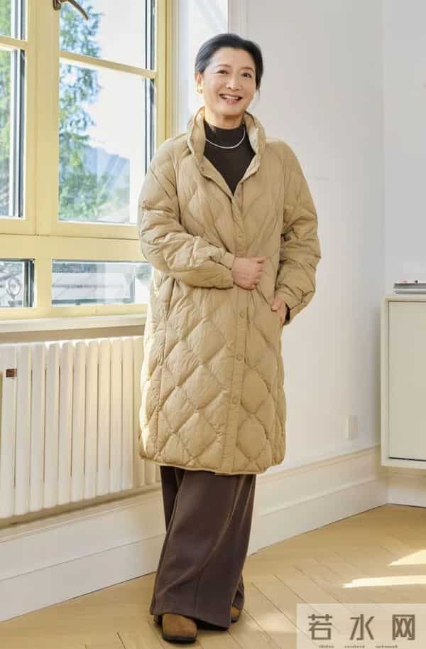 这才是60+女人的打扮，不浮夸不装嫩，以简约的装扮穿出优雅气质