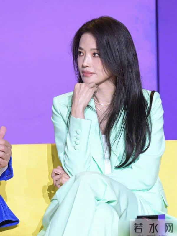 虞书欣和舒淇惊艳亮相《非诚勿扰3》发布会，多巴胺穿搭成亮点