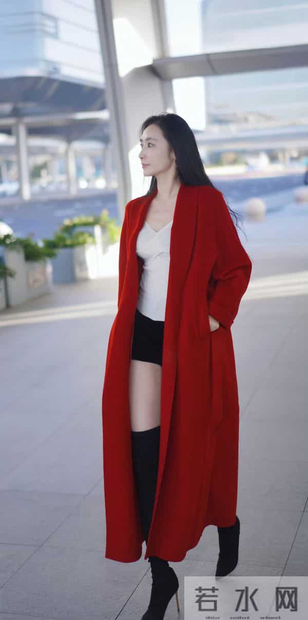 「明艳松弛辣妹风」把高饱和红的气场和露腿的轻性感揉得又艳又飒