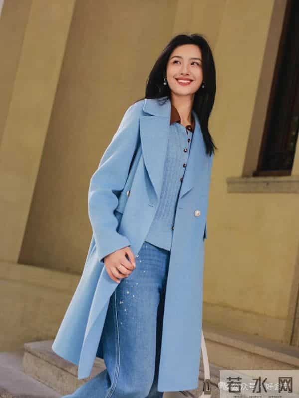 这是见过最好看的大衣搭配之一，简约大气，谁见都夸年轻