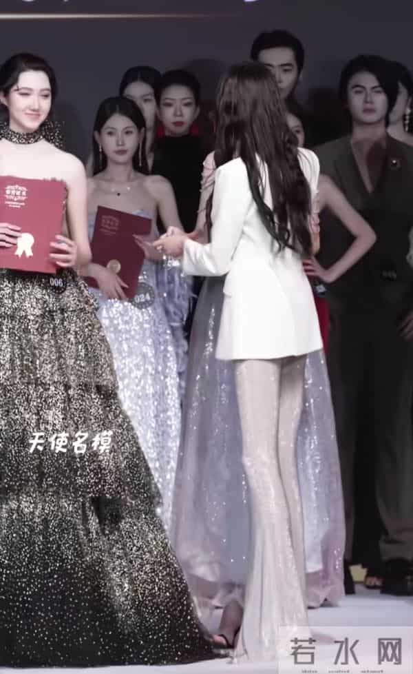 颁奖的比中奖的更美，徐敏也是风韵犹存的，身材一点不比超模差