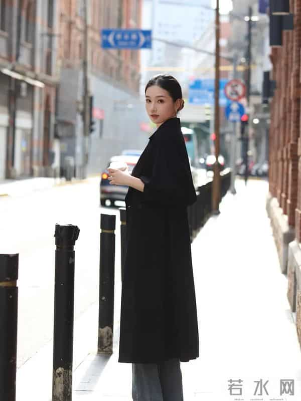 被问爆的“黑大衣+牛仔裤”，到底赢在哪？