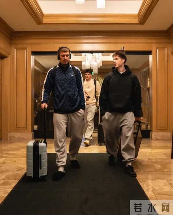 穿搭如何？凯尔特人社媒分享球员穿搭照片