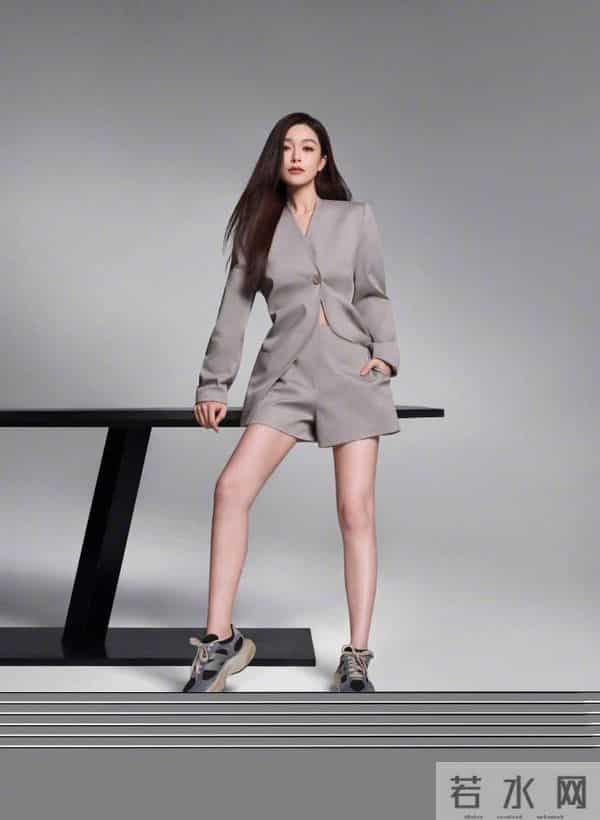 白鹿登上嘉人封面，展现出简洁、时尚、舒适的都市时尚风格