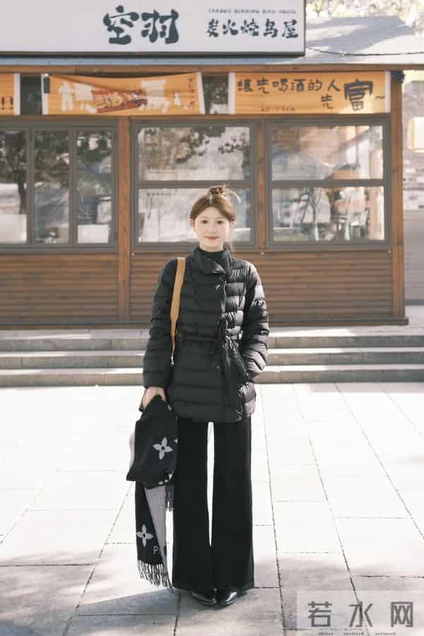 “收腰黑羽绒+垂感阔腿裤”，秋冬这么穿，利落又显贵~