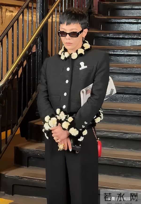 纽约这夜， 28岁王一博秒了37岁权志龙，才知仪态对气质的影响多大