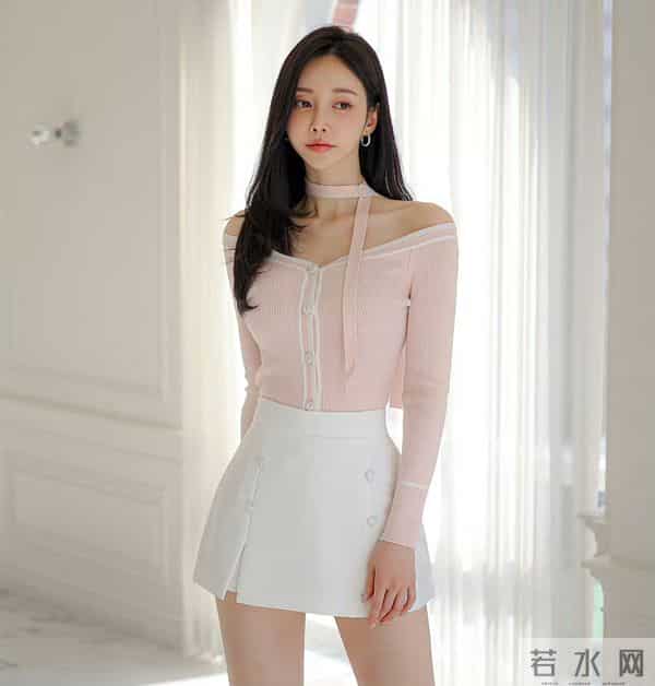 「甜欲轻熟少女风」把粉色的柔甜和露肤细节的小性感揉得又乖又媚