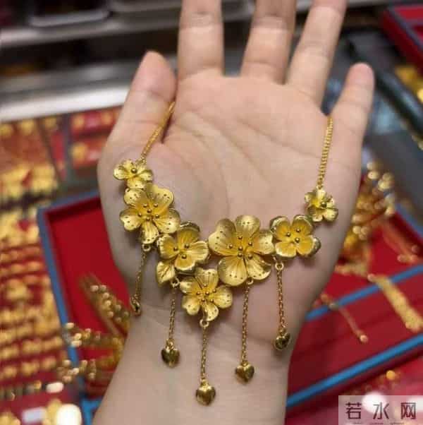 空心又显大，5万元内置办华丽“五金”！品牌金价超1300元-克，5D硬金首饰成结婚“香饽饽”