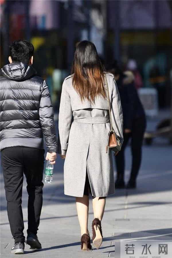 冬季里搭配尖头细跟鞋，看出美女是真的不怕冷，也很会搭配自己