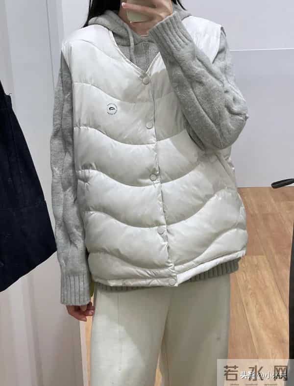 优衣库这组“奶白松弛搭”，把秋冬清爽感焊身上了