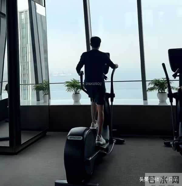 王阳新剧杀青 黑背心配大衣 胸肌发达 肌肉线条流畅 47岁像27岁帅小伙