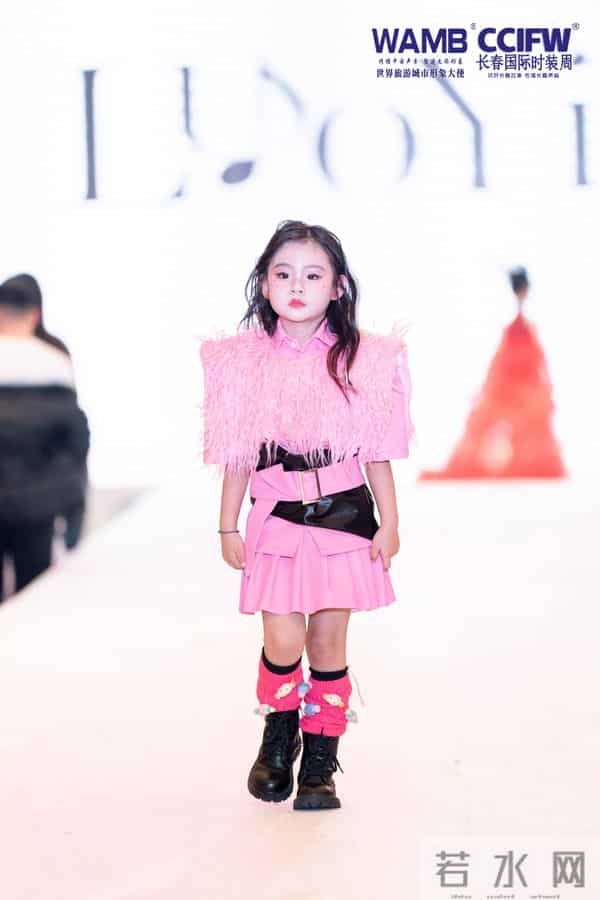2025长春国际时装周 “落音”品牌年度首秀演绎冰雪风尚