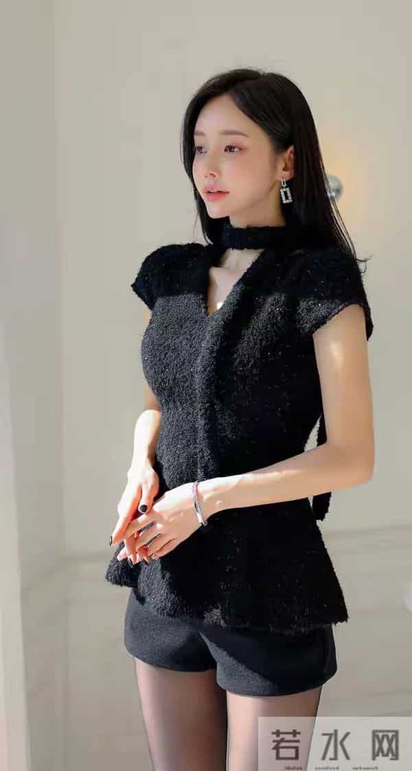 这穿搭又美又高级！黑色“小香风”上衣+短裤，谁穿谁是气质女神