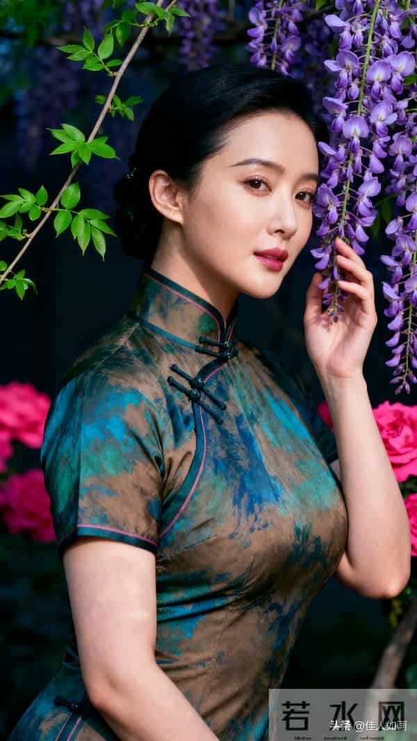 旗袍与藤花里的柔媚