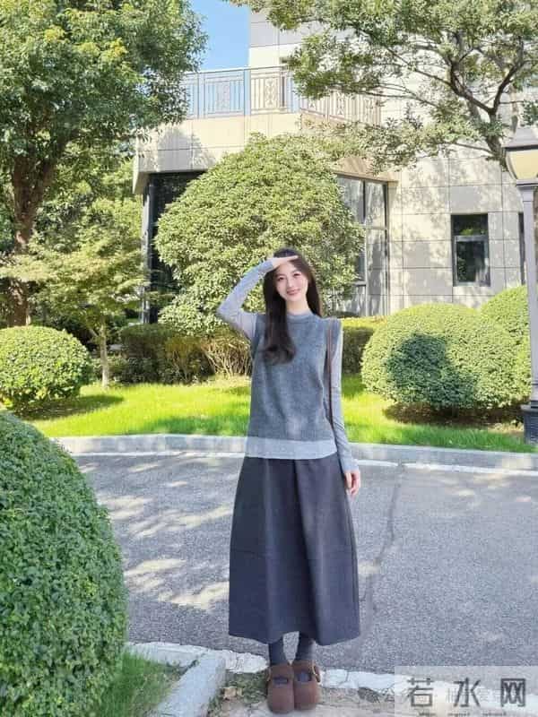 秋日松弛感穿搭｜灰调叠穿+毛呢半裙，被夸高级又温柔～
