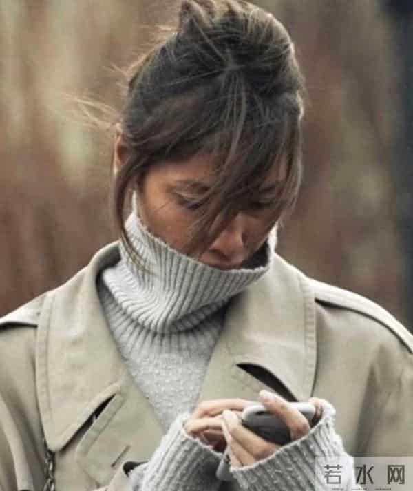 降温啦，“外套＋高领毛衣”火了，这样穿减龄时髦更高级