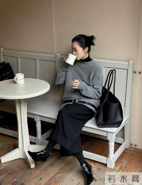 灰调松弛感｜廓形毛衣+黑裙，极简高级感秋冬通勤搭