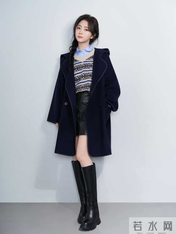 针织衫+皮裙+厚底靴，叠穿的小心机是暖甜又带飒