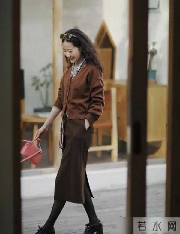 皮肤偏黄偏黑的女人，秋冬少穿“棕色”！这3种颜色更高级显白