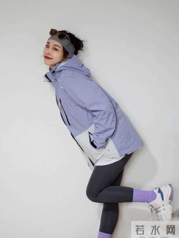 立冬后才发现：不兴羽绒服了！满大街都在穿“冲锋衣”，保暖时髦