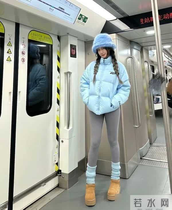 被杭州街拍惊艳了！满街都是“冬服+瑜伽裤”，洋气时髦又保暖