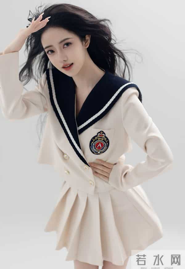 百褶裙+老爹鞋，这组学院风是甜妹的元气密码