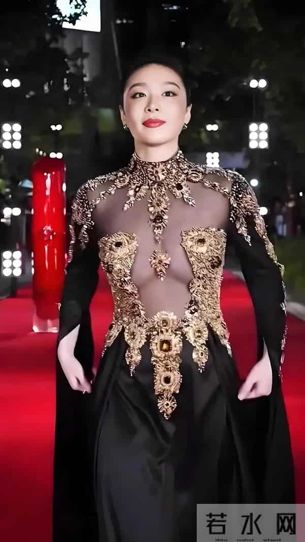 高叶真空西装炸场,这样的搭配穿上去很时尚