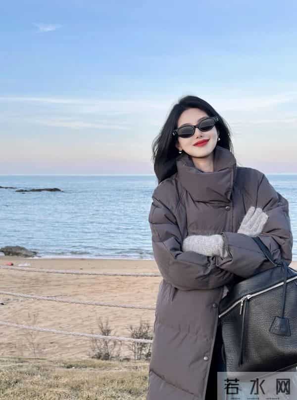 “灰色长款羽绒服+阔腿裤”，时尚又保暖，再冷都不怕！