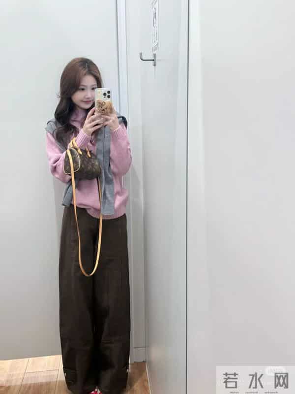 优衣库粉色毛衣+棕咖色直筒裤！