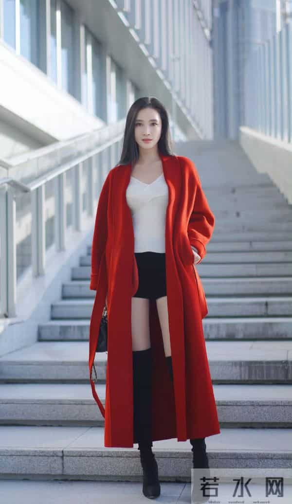 「明艳松弛辣妹风」把高饱和红的气场和露腿的轻性感揉得又艳又飒