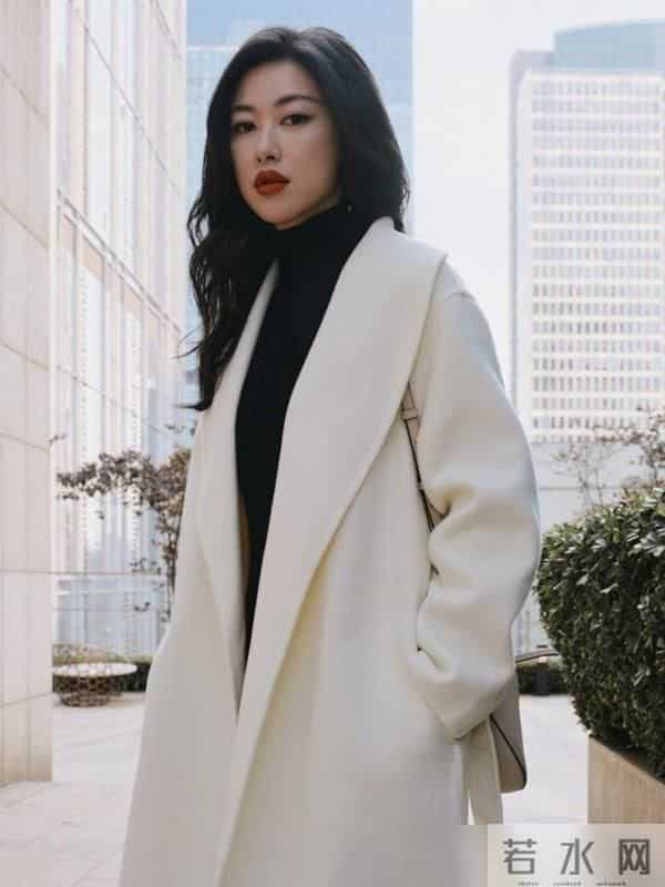 看了朱珠的穿搭，我悟了：秋冬大衣搭配颜色不过三，才更洋气显贵