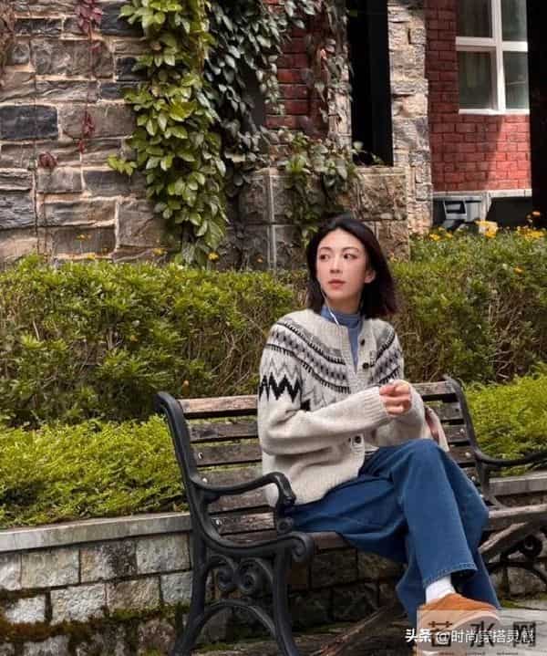 30年前的流行的毛衣又流行回来了,这样穿时髦复古!