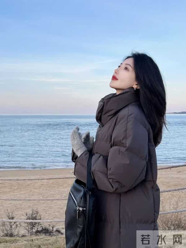 “灰色长款羽绒服+阔腿裤”，时尚又保暖，再冷都不怕！