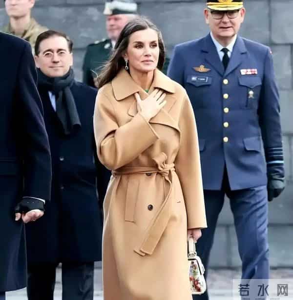 看西班牙王后穿搭，我悟了：衣不花哨，内搭简约，既显气质又优雅