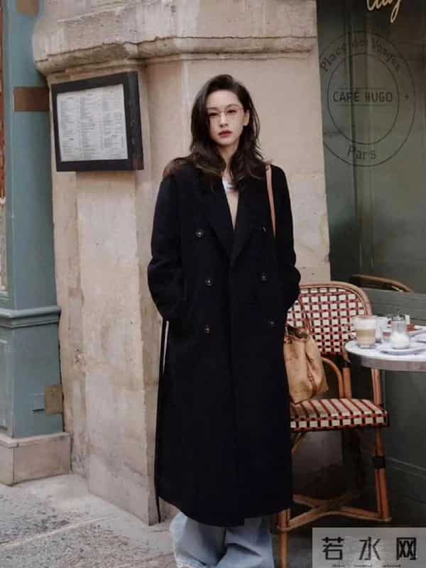 王子文真是小个子穿搭标杆！黑色大衣驼色针织衫牛仔裤时髦显高！