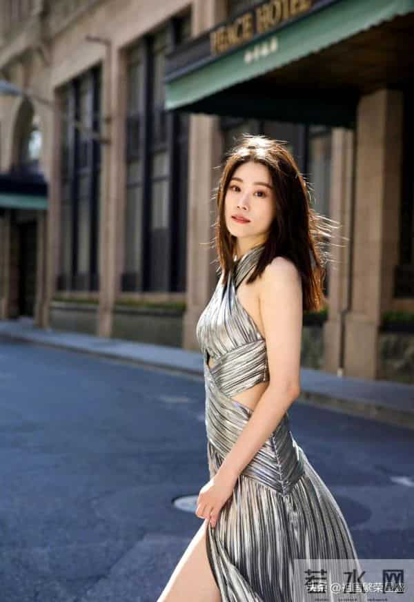 高开叉露背长裙好美