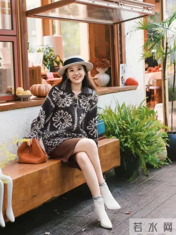 大毛衣+半裙+短靴，时髦又好看的秋冬松弛感穿搭