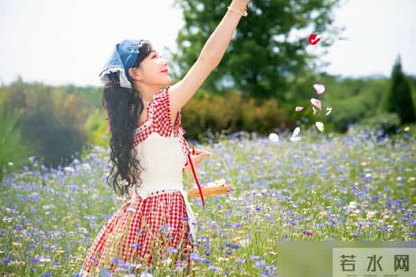 夏至时尚穿搭，徐梦洁的田园风与王楚然的简约风，你更爱哪一种？