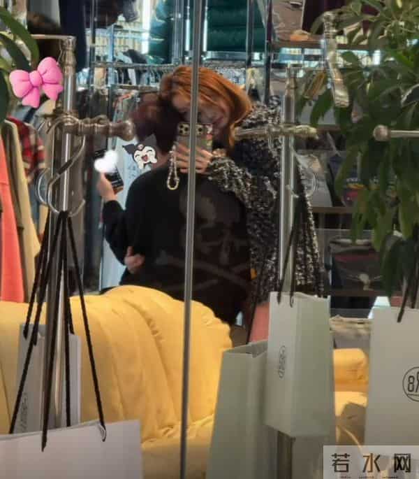 王思聪到底多宠懒懒？最新款奢侈品摆满地，1800元小番茄让她吃够