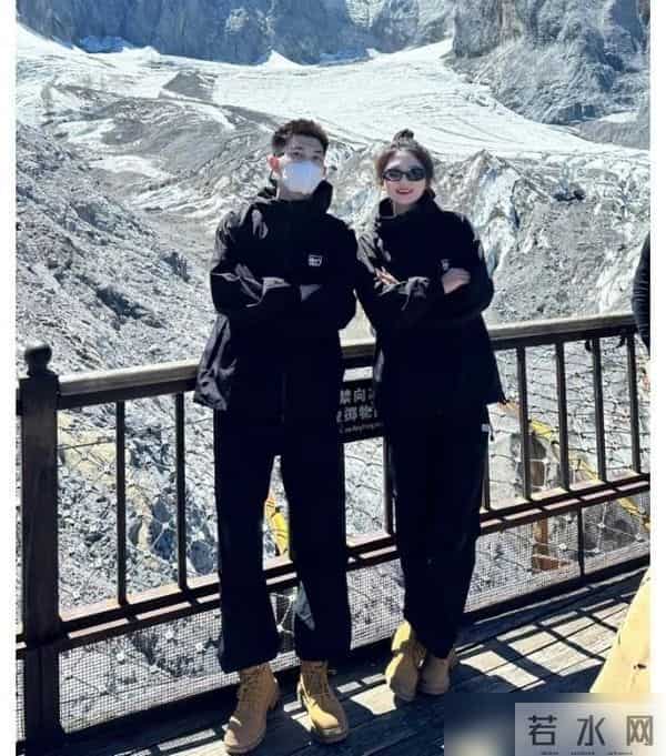 建议男人，今冬别穿羽绒服！换成“冲锋衣+工装裤”，又帅又年轻