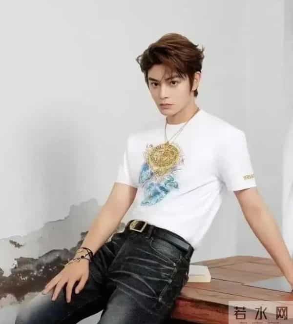 伊能静晒丁禹兮穿上了儿子恩利设计的少年美杜莎，清爽男大即视感