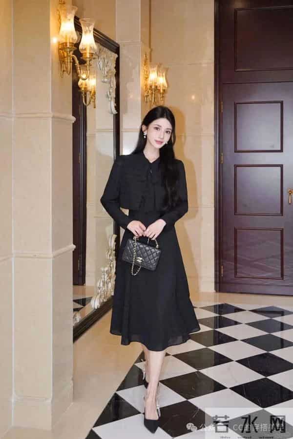 黑色连衣裙尽显浪漫跟优雅~