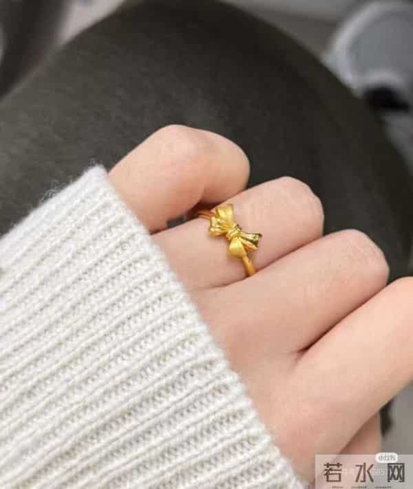 空心又显大，5万元内置办华丽“五金”！品牌金价超1300元-克，5D硬金首饰成结婚“香饽饽”