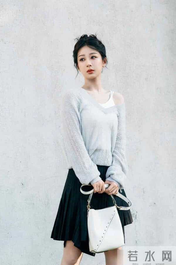 杨紫轻熟风穿搭迎接立秋，不如古力娜扎格林系穿搭更显高级