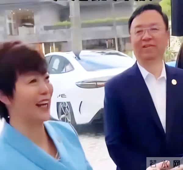 王传福女儿打入巴黎名媛圈，学霸模板长相可人，一抹红裙放光彩